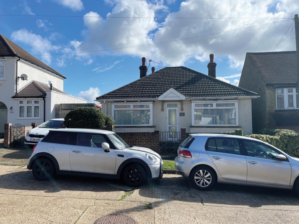 Lot: 38 - TWO-BEDROOM DETACHED BUNGALOW FOR IMPROVEMENT - Detached bungalow with bay windows